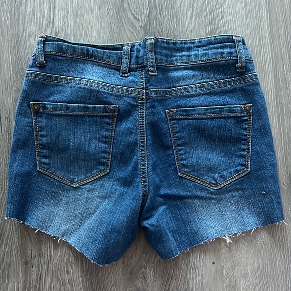 Shorts - Picture 3 of 5